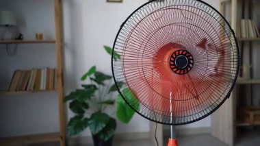 Sıcak odada elektrikli vantilatörde çalışıyor. Elektrikli havalandırma soğutucu dairesi. Boşluğu kopyala