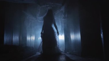 Korkunç cadılar bayramı zombi makyajlı bir kadın eski binada yürüyor. Siyah örümcek ağı koridorunda yaralı yüzlü ölü gelin kız. Boşluğu kopyala
