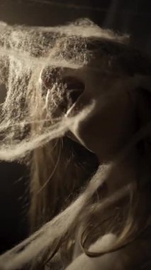 Korku, gerilim ve Cadılar Bayramı konsepti. Korkunç suratlı zombi kadın. Şeytan ele geçirilmiş kız. Boşluğu kopyala