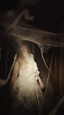 Korku, gerilim ve Cadılar Bayramı konsepti. Korkunç suratlı zombi kadın. Şeytan ele geçirilmiş kız. Boşluğu kopyala