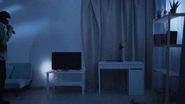 Dairesinden televizyon çalan siyah kar maskeli bir hırsız. Hırsız bir suçlu gece hırsızlık yaptığı için eve giriyor. Boşluğu kopyala