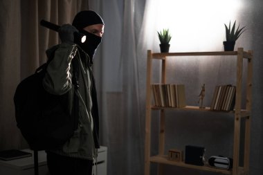 Siyah kar maskeli bir hırsız. Fenerli bir soyguncu gece hırsızlık yapmak için eve giriyor. Boşluğu kopyala