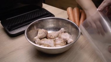 Kadının yakın çekim elleri çiğ tavuk budu hazırladı, uzun vadede dondurucuda vakumlu plastik poşette paketlendi. Yakın plan. en üstteki görünüm