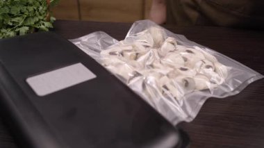vakumlama işlemi. Şampiyonlar, vakum ambalajında mantarlar. Mantarlı süpürge torbası. Yakın plan.