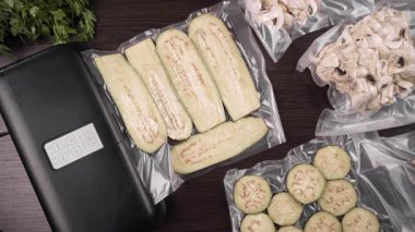 Kapatıp süpürüyorum. Ürünler için mutfak süpürgesi. Vakumlu poşette patlıcan ve mühürlü sebze. Üst görünüm