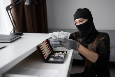 Hırsız, hırsız ya da hırsız evlerini yıkar. Siyah kar maskeli bir kadın evden ya da daireden para çalıyor. Hırsızlık, hırsızlık ve soygun suçu kavramı