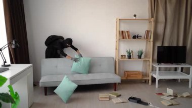 Siyah kar maskeli kadın hırsız, haneye tecavüz. Hırsız suçlu gündüz vakti haneye tecavüzden içeri giriyor. Boşluğu kopyala