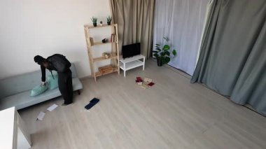 Maskeli Balaclava Hırsızı CCTV 'de bir evde hırsızlık yapıyor. Hırsız Alarm Sistemi. Akıllı ev. Boşluğu kopyala