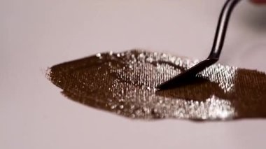 Kahverengi boyayı spatulayla tuvale sürüyorum. Yaratıcılığı işlemek soyut yağlı boya resim, makro. Sanat eserinin bir parçası. Boşluğu kopyala