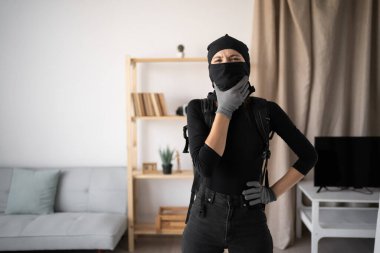 Soyguncu ya da hırsız evden kaçmayı başardı. Boğazı ağrıyan siyah kar maskesi giyen bir kadın evde ya da dairede boyuna dokunuyor. Boşluğu kopyala