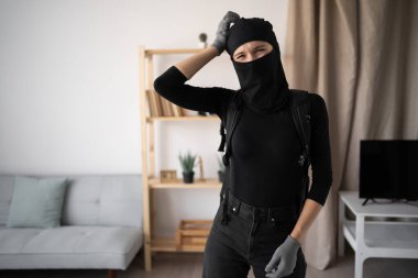 Kadın hırsız ya da siyah kar maskesi takan hırsız evini tırmalayan kafasını kameraya bakarken sorun yaşıyor. Boşluğu kopyala