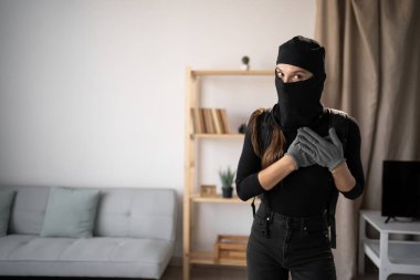 Sevgi ve minnet dolu bir jest. Birinin evinden çalan siyah kar maskeli bir hırsız. Boşluğu kopyala