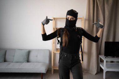 Siyah kar maskeli bir hırsız ya da soyguncu birinin evinden çalıyor, kendini işaret ediyor, kendimi seçiyor. Boşluğu kopyala