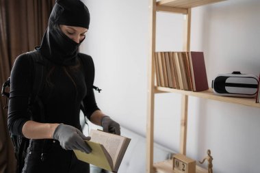 Kadın hırsız para arıyor, evi dağıtıyor. Özel bir ev soygunu. Suç kavramı