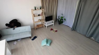 Siyah kar maskeli bir hırsız eve giriyor, CCTV güvenlik kamerası var. Hırsızlık, suç ve soygun konsepti