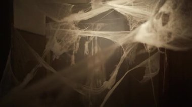 Korku Cadılar Bayramı konsepti. Beyaz elbiseli kadın hayalet ya da koridorda örümcek ağına sarılmış zombi perili evde fenerle hayatta kalan. Boşluğu kopyala