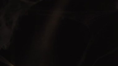 Kadın figürü hayalet zombi karanlık koridorda örümcek ağlarıyla sarsıcı bir şekilde hareket ediyor. Boşluğu kopyala