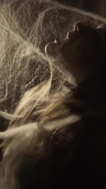 Korku, gerilim ve Cadılar Bayramı konsepti. Korkunç suratlı zombi kadın. Şeytan ele geçirilmiş kız. Uzayı kopyala Dikey video