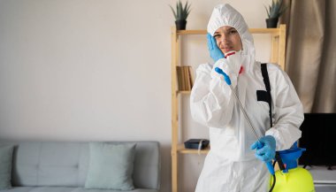 Diş sorunları. Genç kadın ilaçlamacı ya da müteahhit evde haşere kontrolü yapıyor yanağa baskı yapıyor, akut diş ağrısı çekiyor. Boşluğu kopyala