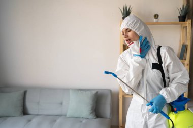 Hasta genç kadın ilaçlamacı ya da müteahhit evde haşere kontrolü yapıyor, boğazı ağrıyor ve ateşi var. Boşluğu kopyala