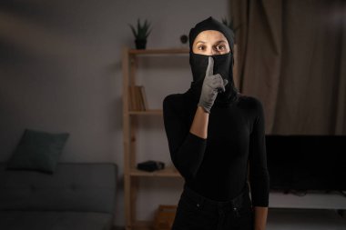 Gizli hırsız. Hırsız kadın sessiz ol diyor sessiz ol. Sessizlik ve Şşş Kavramı.