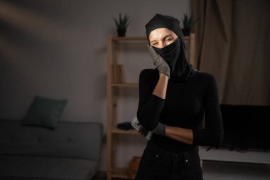 Diş sorunları. Kadın soyguncu ya da hırsız yanağa baskı yapıyor, diş ağrısı çekiyor. dişçi kavramı