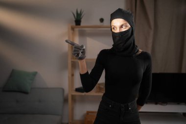 Hırsızlık ve hırsızlık kavramı. Hırsız ya da davetsiz misafir siyah kar maskeli şapkalı mesaj için uzayı işaret ediyor. Boşluğu kopyala