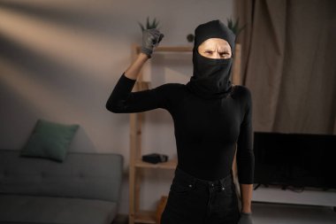 Vücut dili kavramı. Hırsızlık ve soygun. Kızgın kadın hırsız ya da eli havada, olumsuz duyguları olan hırsız, yüz ifadesi tepkisi. Boşluğu kopyala