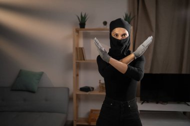 Vücut dili kavramı. Hırsızlık ve soygun. Kes jesti. Kadın hırsız ya da soyguncu el ele tutuşmak ve iletişimi kesmek yok diyor. Boşluğu kopyala