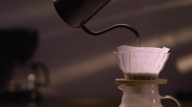 Alternatif Arabika kahvesi yapma yöntemi, damlalı kahve dökme. Boşluğu kopyala