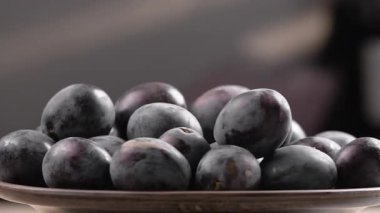 Taze erikler plakada, yakın plan. Taze erikler. yaz meyveleri