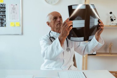 Doktor travmatolog göğsün röntgenini analiz ediyor. Ultrason. Sakatlık. Kemik erimesi. Boşluğu kopyala