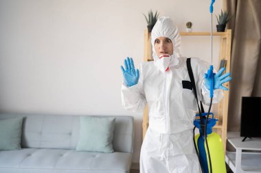 Evde sprey şişesiyle çalışan haşere ilaçlama servisinden kadın ilaçlamacı hayrete düştü. Boşluğu kopyala