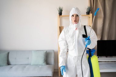 Evde ağzı açık bir şekilde çalışan haşere ilaçlama servisinden kadın ilaçlamacı hayrete düştü. Boşluğu kopyala