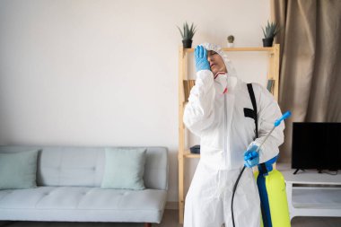 Evde facepalm destanı üzerinde çalışan haşere ilaçlama servisinden kadın imha edici evde yapılan her hareketi yanlış anlamış. Boşluğu kopyala