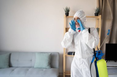 Evde ilaçlama şirketinden kadın ilaçlamacı sprey şişesiyle çalışıyor evde bağırarak haber veriyor. Boşluğu kopyala