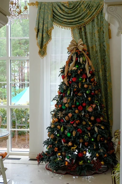 靠近窗户的豪华室内圣诞树 — 图库照片