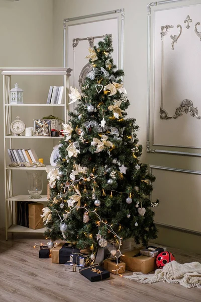 Kerstboom Met Cadeautjes Eronder Woonkamer — Stockfoto