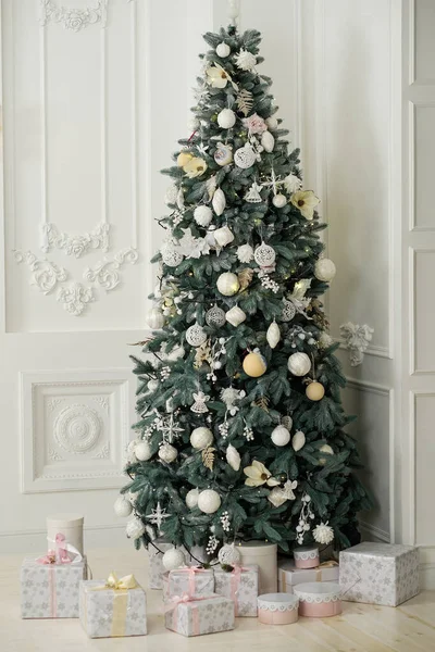 Χριστουγεννιάτικο Δέντρο Δώρα Από Κάτω Στο Σαλόνι Εικόνα Αρχείου