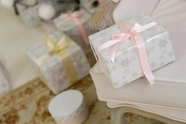 美丽的圣诞礼物 上面躺着银白色的雪湖和粉色的缎带 免版税图库照片
