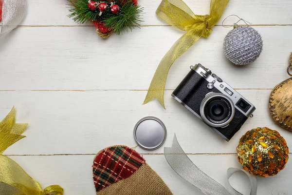 Slavnostní Kompozice Fotoaparátem Barevné Vánoční Dekorace Bílém Dřevěném Pozadí Prostorem Royalty Free Stock Obrázky