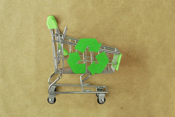 Cesta Verde Con Símbolo Reciclaje Sobre Papel Reciclado Concepto Ecología — Foto de Stock