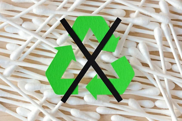 綿棒でシンボルをリサイクルしないでください背景をわら リサイクルできない項目と材料の概念 — ストック写真