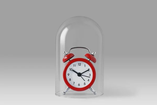 ガラスの鐘の下の目覚まし時計 時間を節約する概念 — ストック写真