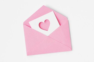 Beyaz arkaplanda kalp simgesi olan pembe zarf - Aşk konsepti