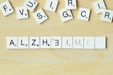 Alzheimer kelimesi Scrabble iskambil harfleriyle yazıldı.