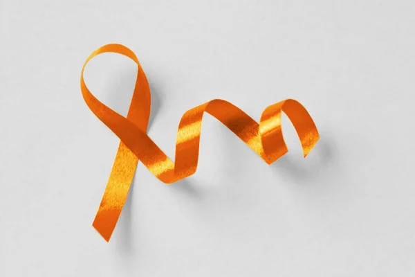 白色背景的橙色缎带 白血病意识 肾癌关联 多发性硬化症和虐待动物的概念 — 图库照片