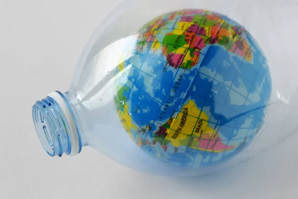 Dunia Bumi Dalam Botol Plastik Konsep Pencemaran Plastik Dan Ekologi — Stok Foto