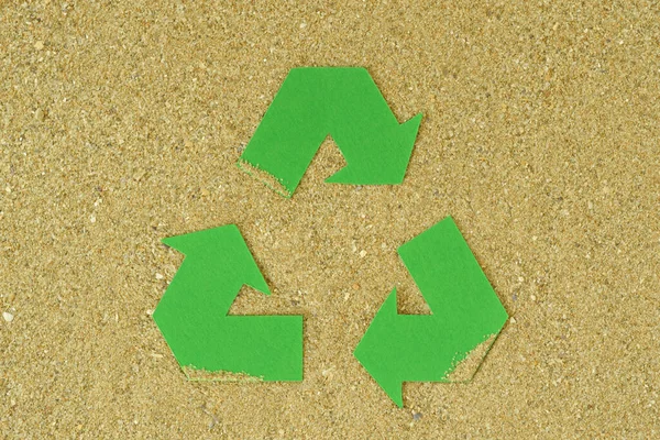 Símbolo Recyclig Areia Mar Conceito Ecologia — Fotografia de Stock