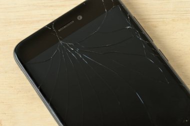 Kırık ekranlı cep telefonunun yakın plan görüntüsü 